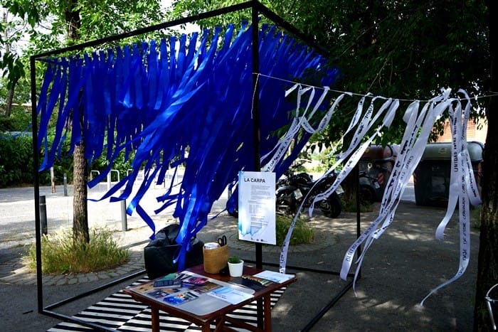 cintas colores azul blanco carpa mesa