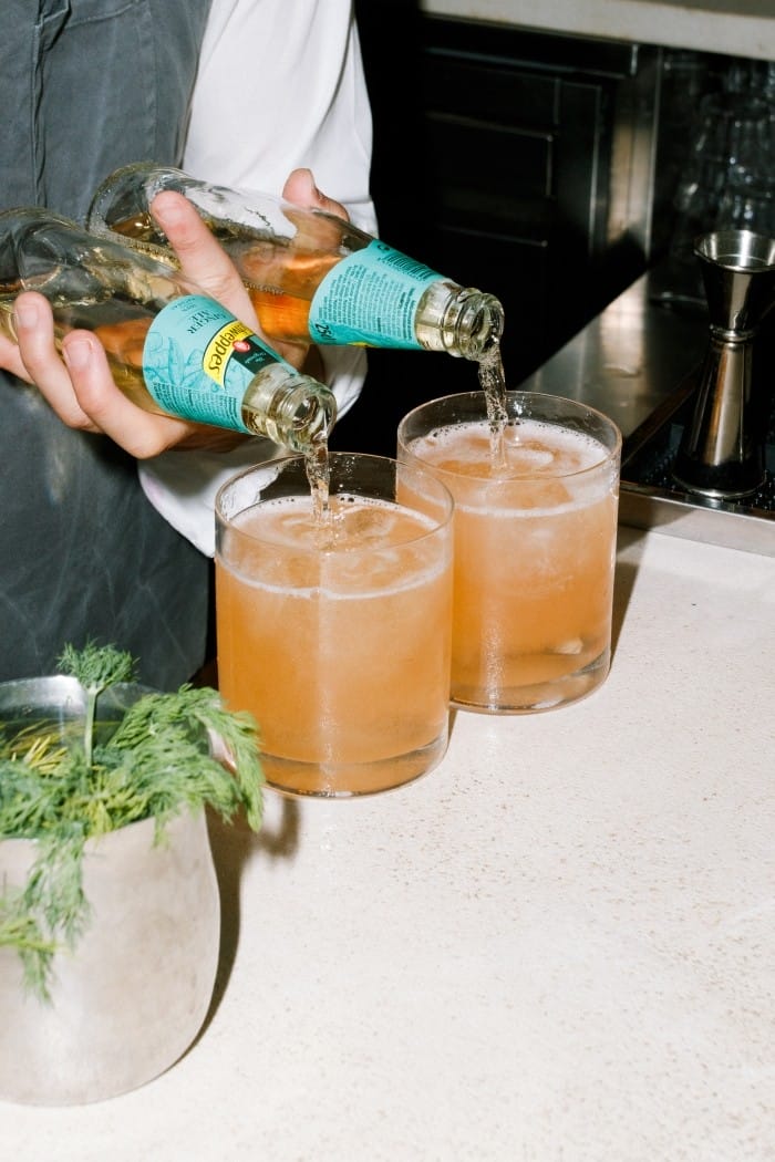 barman sirviendo bebidas