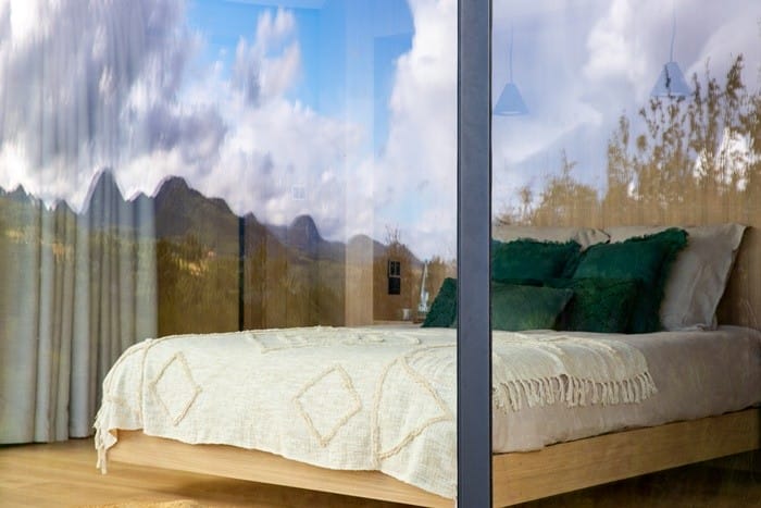 habitacion cama grande reflejo cristal