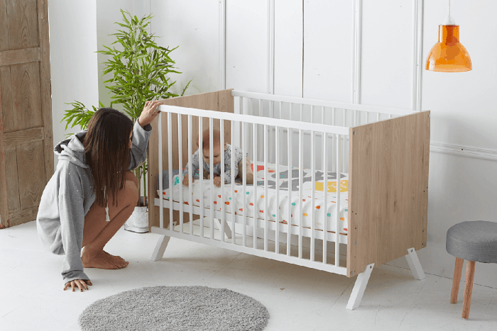 bebé en cuna colecho