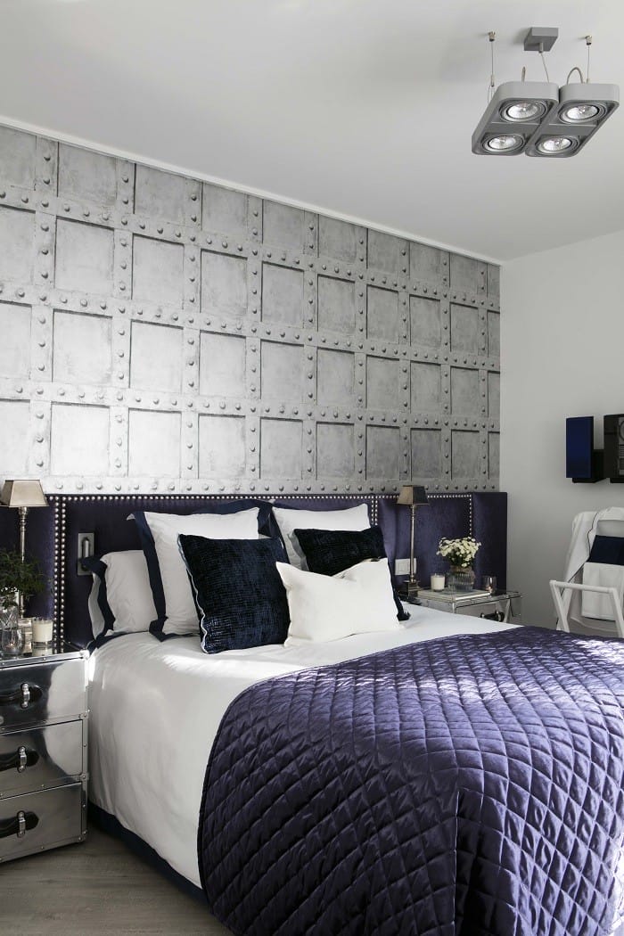 dormitorio con iluminación en el techo