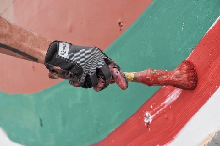 mano brocha guante pintura roja