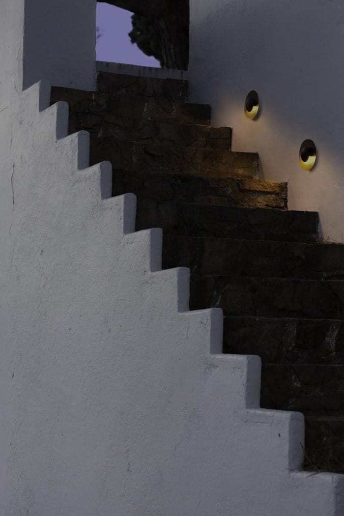 escalera con iluminación integrada en la pared