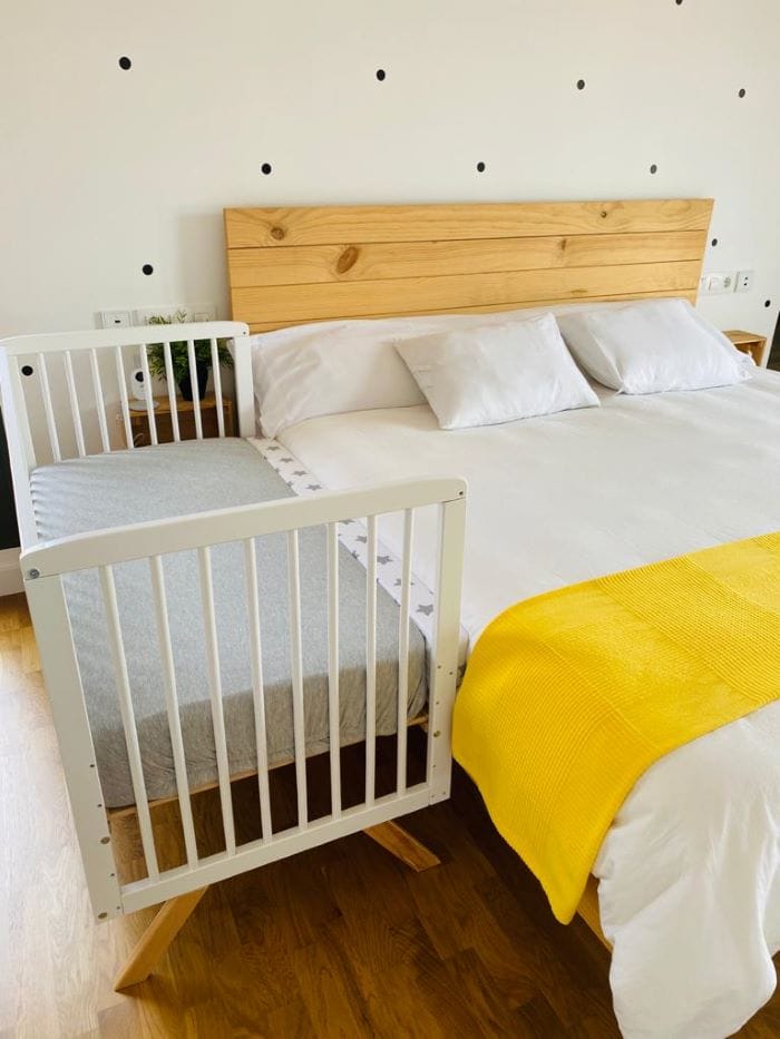 cuna colecho en dormitorio