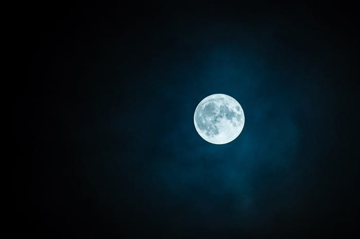 luna llena fondo oscuro