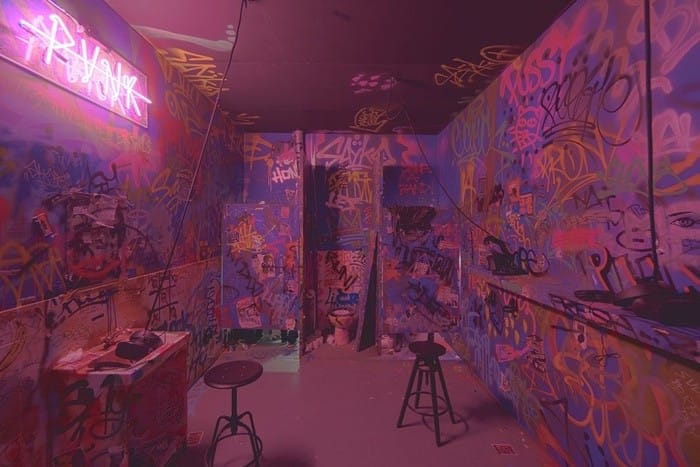 exposicion performance habitacion silla caballete