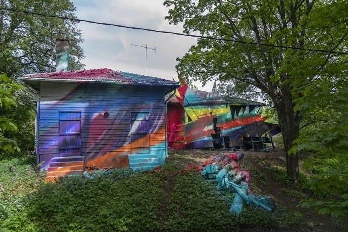 pintura y estructura in situ de Katharina Grosse en la Bienal de Helsinki