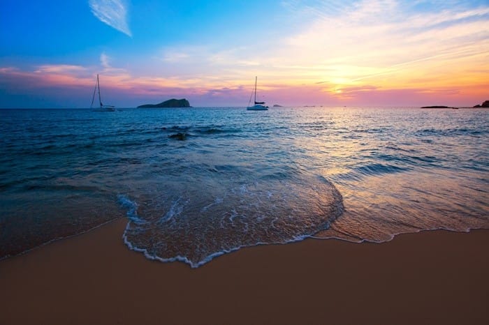 arena olas atardecer