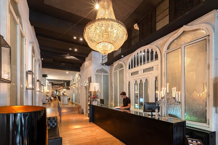 recepción con lámpara colgante grande en el Hotel Market de Barcelona