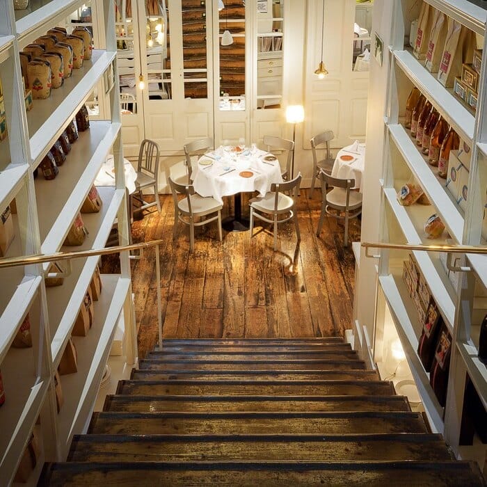 Restaurante Bazaar Madrid escaleras hacia el sótano