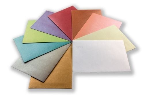 sobres nacarados de diferentes colores para invitaciones de boda