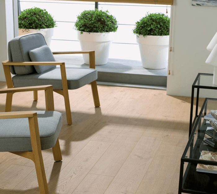Interior de un hogar con suelo laminado en salón colección Natural