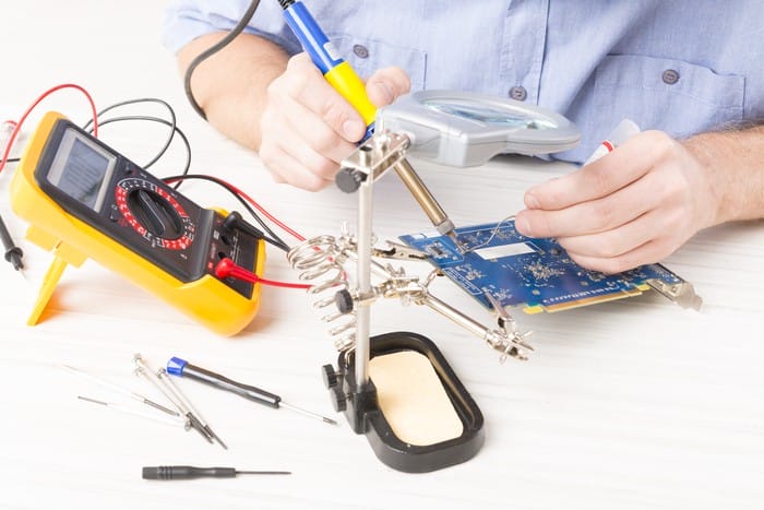 trabajo manual con estaño y soldador