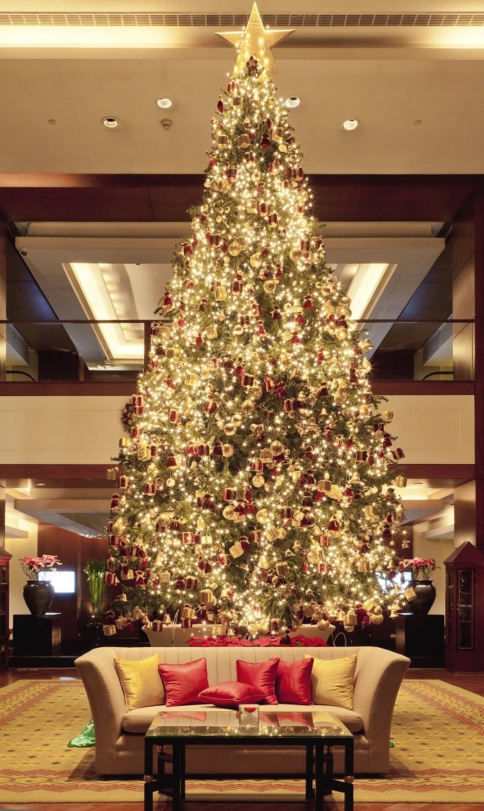Arbol-de-navidad-grande-en-un-interior