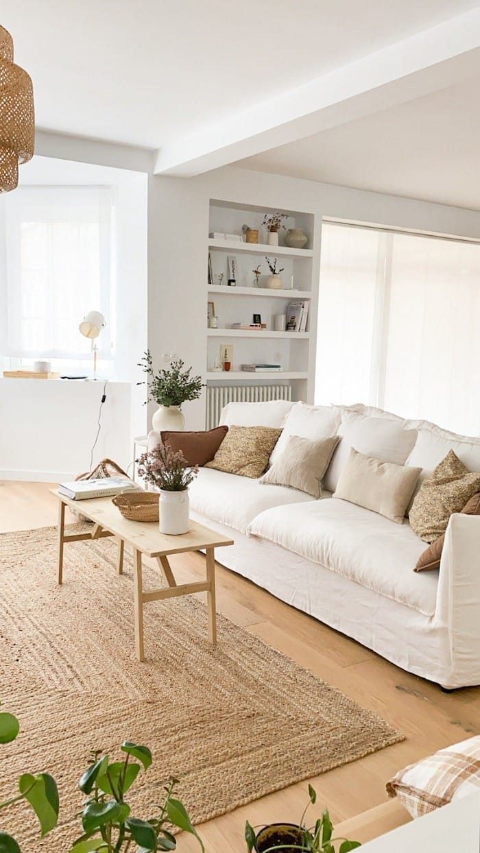 Salón con decoración raw wood con banqueta Siep olivo de madera