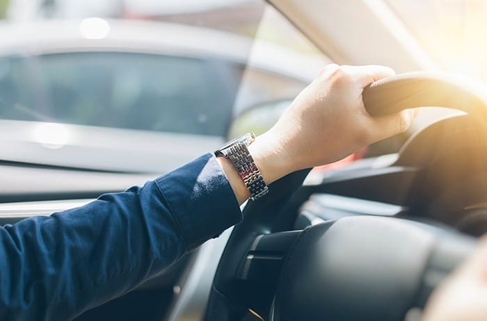 persona conduciendo coche