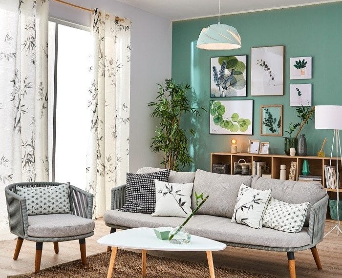 salón agradable con paredes decoradas con cuadros y pintura verde