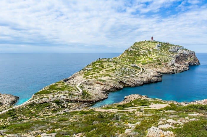 Paisaje de la Isla de la Cabrera con faro