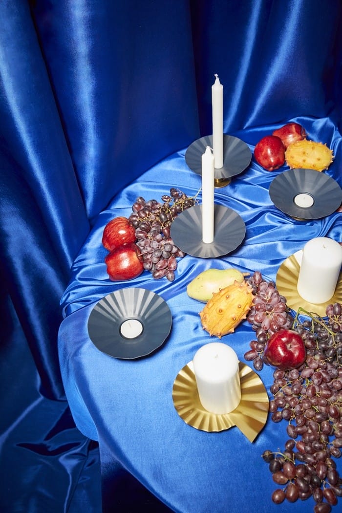 mesa azul tela velas portavelas