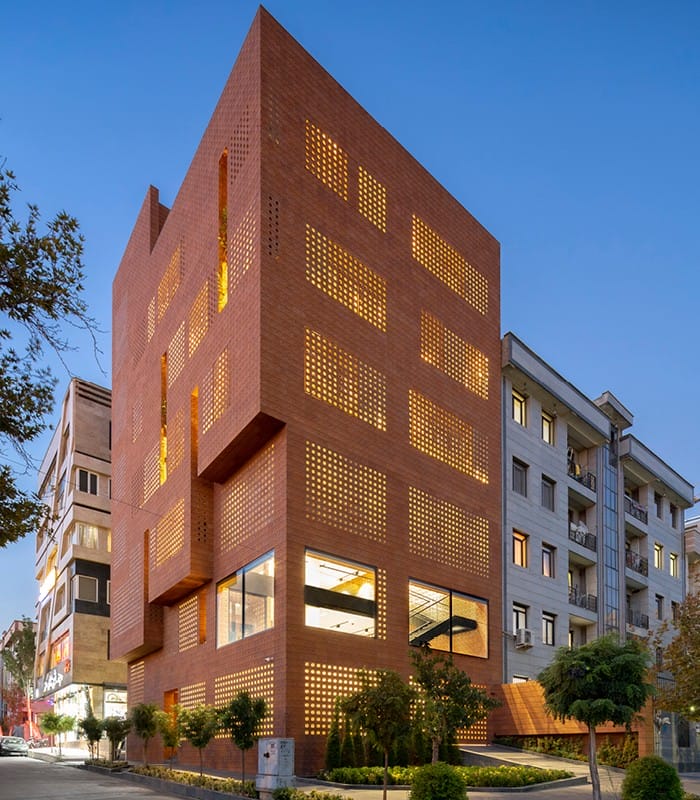edificio naranja marron irregular
