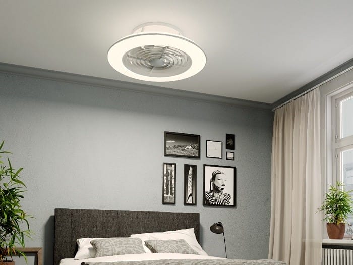 dormitorio con un ventilador moderno de techo