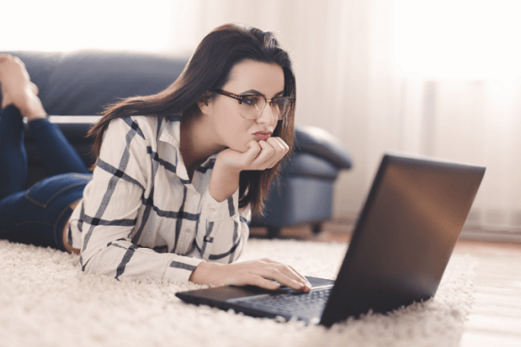 Mujer-madura-buscando-relaciones-online con un portátil