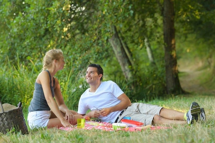 Pareja-joven-de-picnic-coqueteando
