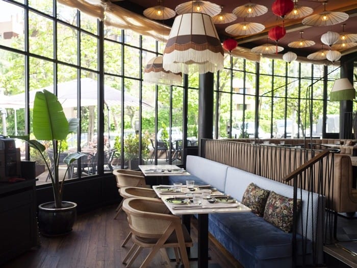 ventanales lamparas mesas comedor restaurante