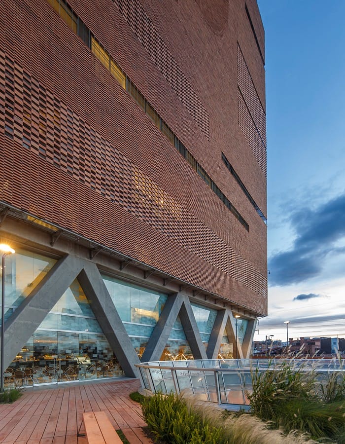 cristal ladrillo naranja fachada