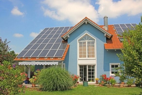 casa-con-energia-sostenible-de-paneles-solares