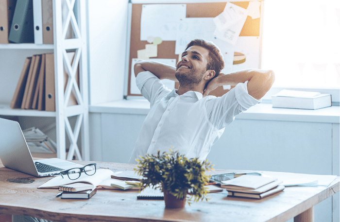 chico-en-su-trabajo-contento