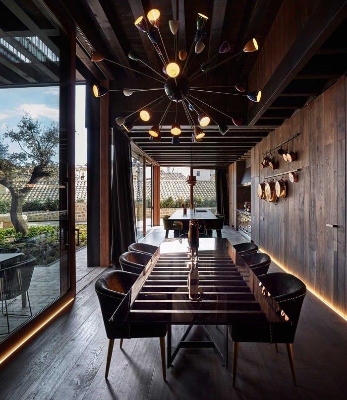 cocina con isla y comedor juntos con un diseño rural y clásico con vistas al patio