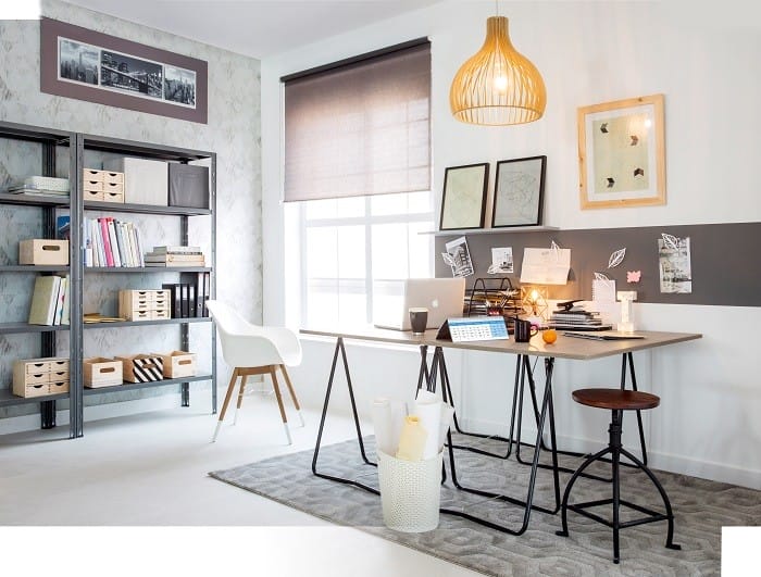 habitación con estantería y escritorio para estudio o trabajo