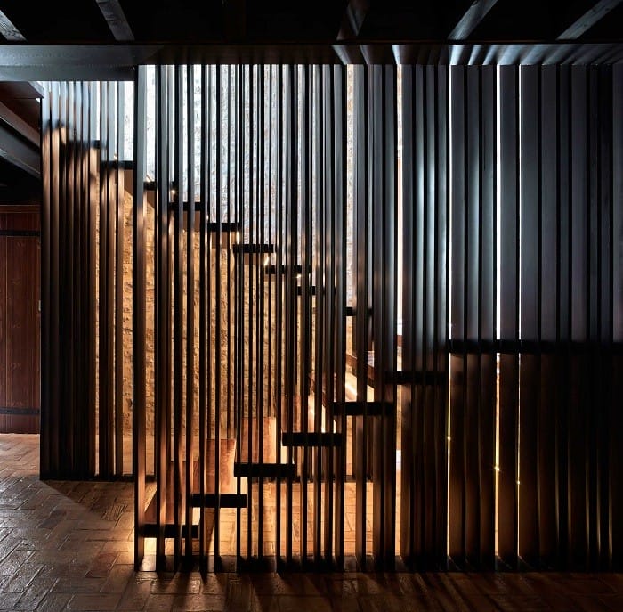 escaleras con divisiones en iberian modern house