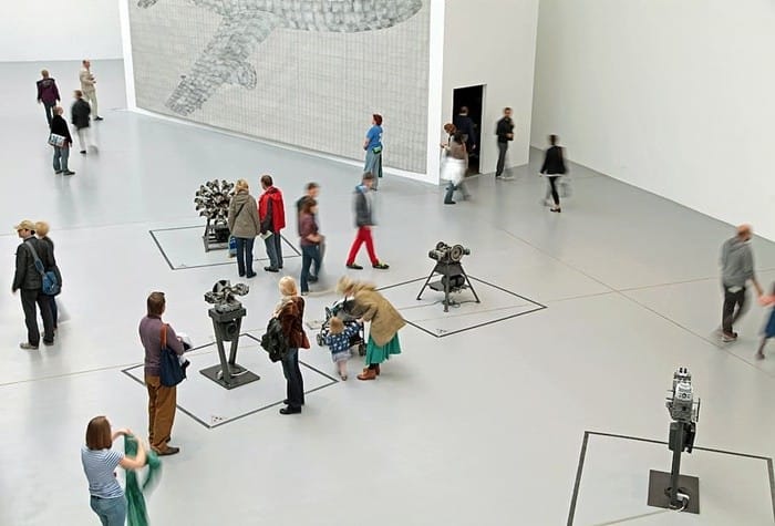 performance visitantes expo arte conceptual