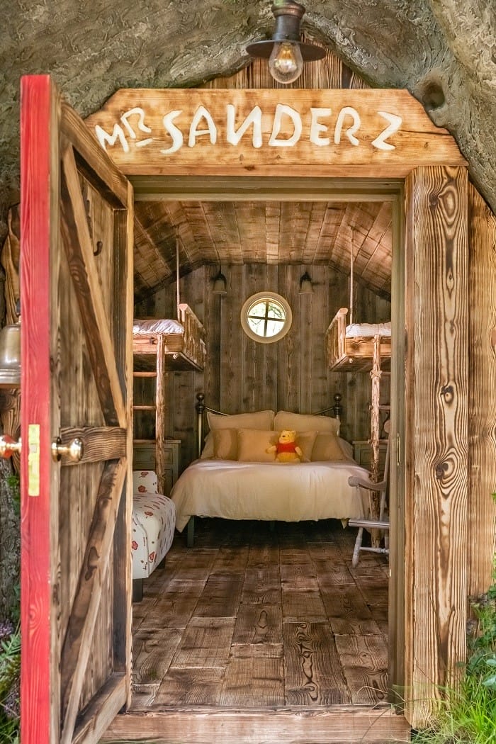 entrada a la casa de winnie the pooh con la cama de fondo, Airbnb
