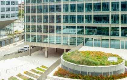 Exterior de la Generalitat de Catalunya con zonas verdes