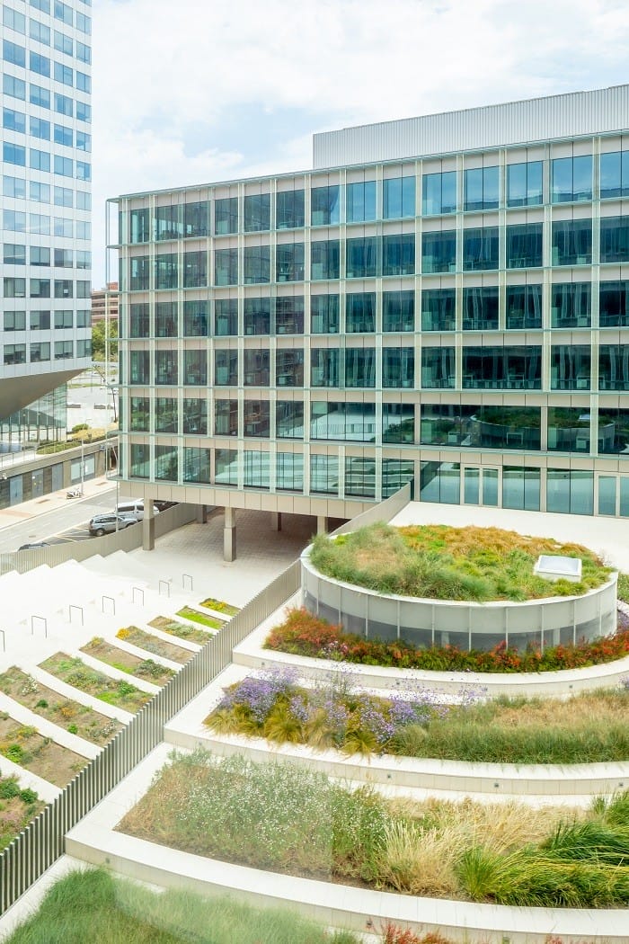 Exterior de la Generalitat de Catalunya con zonas verdes