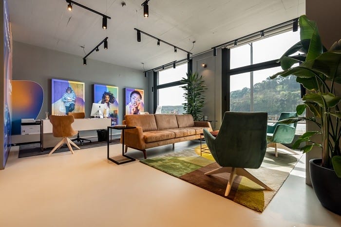 Amplio espacio de las oficinas Porto con un diseño industrial y moderno