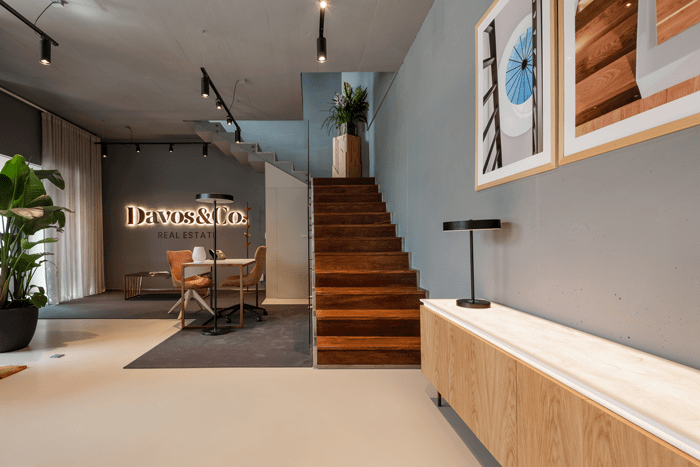 entrada a las oficinas Porto en Portugal con escaleras 