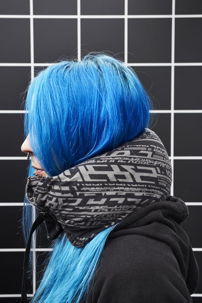 chica con almohada de viaje de la colección Ikea gaming