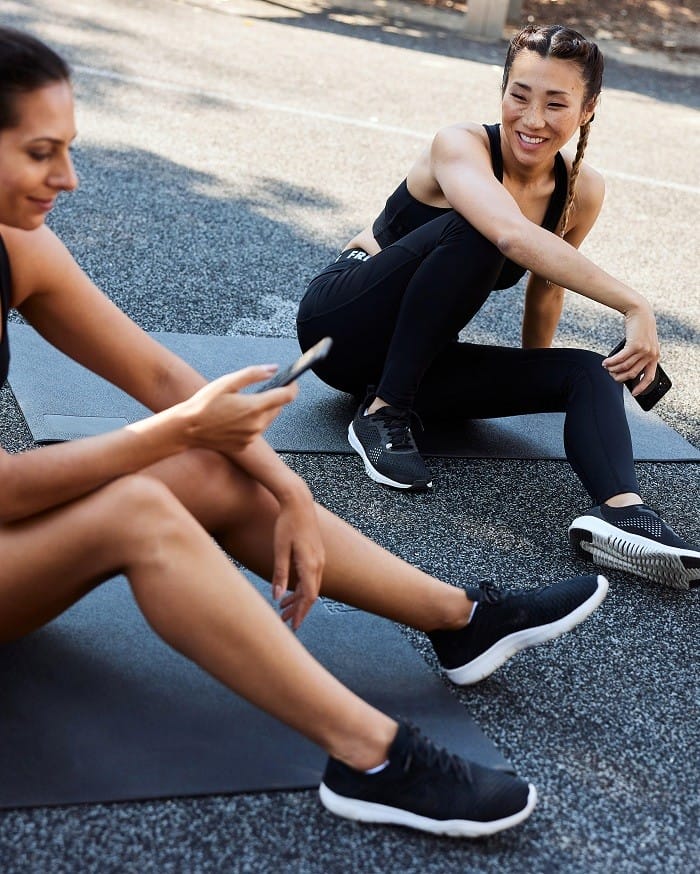 dos chicas haciendo ejercicio en una esterilla