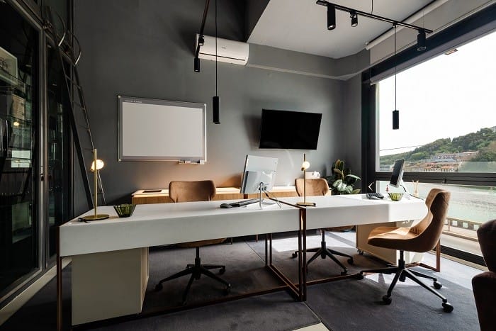 amplio despacho con mesa blanca y decoración industrial