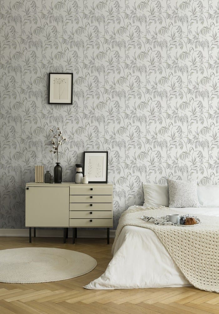 dormitorio con papel pintado floreado de Leroy Merlin