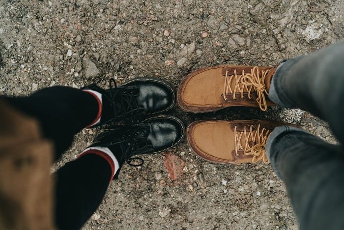 botas negras marrones piel pies