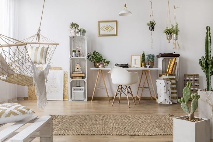 habitación con un escritorio para teletrabajar o estudiar