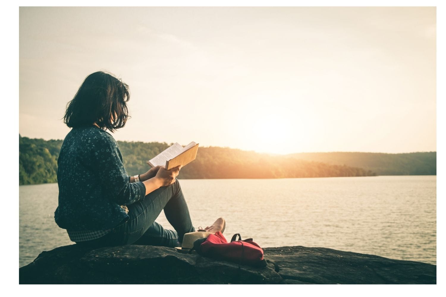 mujer leyendo atardecer