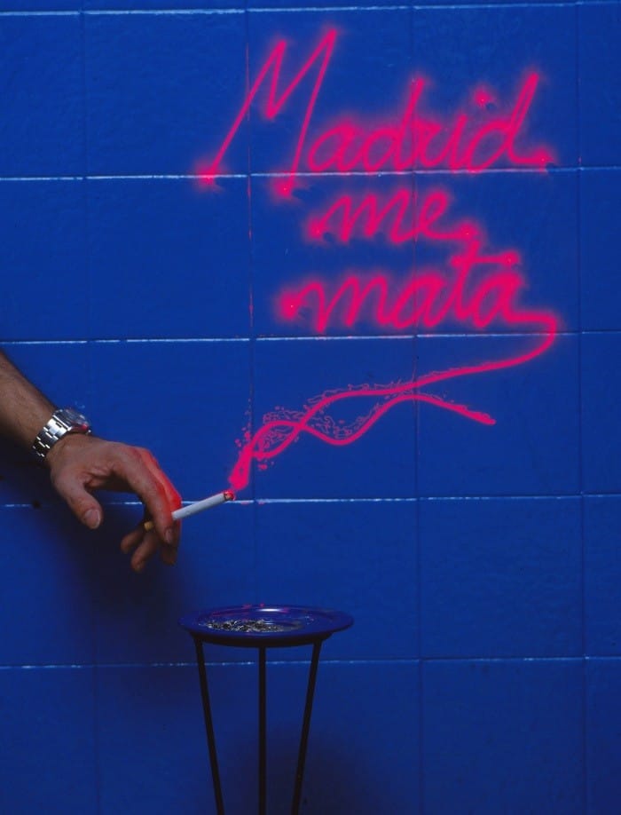 mano con un cigarrillo con humo rojo