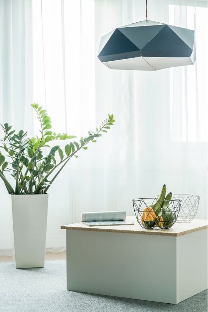 mesa pequeña madera y blanca