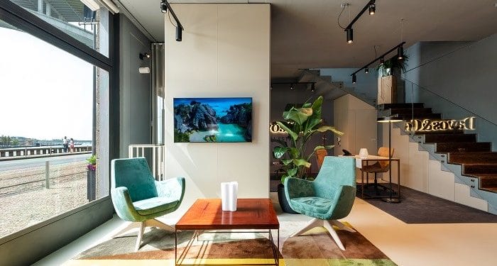 Espacio de una oficina moderna con dos sillones y mesa
